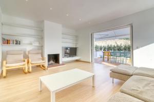 een woonkamer met een bank en een tafel bij Nice Home Costa Adeje in Adeje