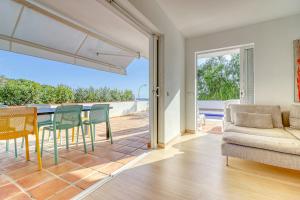een woonkamer met een tafel, stoelen en een bank bij Nice Home Costa Adeje in Adeje
