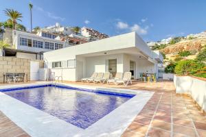 een zwembad in de achtertuin van een huis bij Nice Home Costa Adeje in Adeje