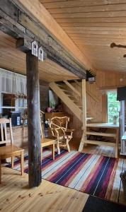 a living room with a loft bed in a log cabin at Kulttuurikartano Pekan Pirtit in Haapavesi