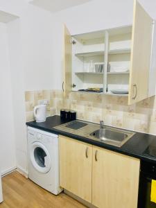 una cocina con lavadora y fregadero en Stylish Studio in Liverpool, en Liverpool
