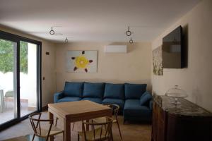 a living room with a blue couch and a table at Sueños del Geoparque in Logrosán