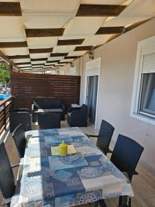 a dining room with a table and chairs at Villa Ventus in Chortáta