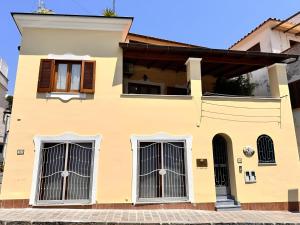 a yellow house with two gates at Pied-à-terre Casa Caterina in Ischia