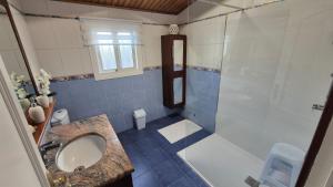 Ванная комната в Casa en entorno rural cerca de la playa +10 фотографий