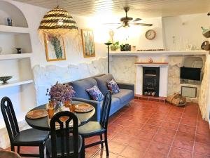 ニハルにあるLa Buganvilla del Pazoのソファとテーブルのあるリビングルーム