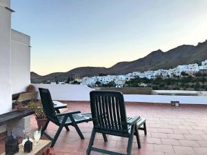 ニハルにあるLa Buganvilla del Pazoの市街の景色を望むパティオ(椅子2脚付)