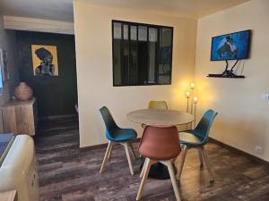 a room with a table and chairs in a room at Le petit Vincent, Studio élégant, central avec parking privé in Saint-Rémy-de-Provence +10 photos
