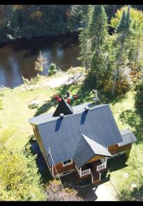 una vista aérea de una casa junto a un río en Le repère de la Rivière, en Saint-Alexis-des-Monts