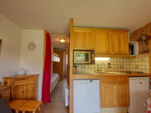 Kuchnia lub aneks kuchenny w obiekcie Appartement cosy à Morillon, proche lac Bleu, terrasse sud, 4 pers, piste ski bus, sans internet - FR-1-642-69