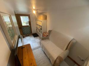 un salon avec un canapé et une table dans l'établissement Yairbrig Cottage, à Galashiels