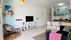 a living room with a couch and a kitchen at La Casita de Puerto in Puerto del Rosario