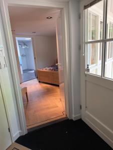 a hallway with a room with a bed and a window at Maison Lelystad in Ons Belang