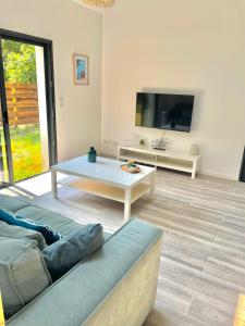 Μια τηλεόραση ή/και κέντρο ψυχαγωγίας στο New house for 8 people