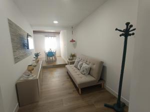 un soggiorno con un divano e un tavolo di Casa Cisca a Quesada Altre 16 foto