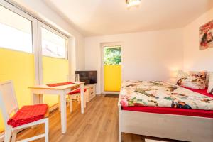 Postel nebo postele na pokoji v ubytování Appartementhaus mit Balkon im Ostseebad Göhren VM