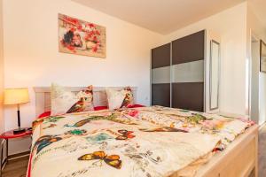 Postel nebo postele na pokoji v ubytování Appartementhaus mit Balkon im Ostseebad Göhren VM