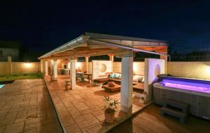 Πισίνα στο ή κοντά στο Cozy Home In Gornje Rastane With Sauna