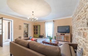 Μια τηλεόραση ή/και κέντρο ψυχαγωγίας στο Cozy Home In Gornje Rastane With Sauna