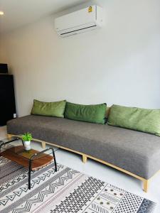 Nathon BayにあるHillside Haven-Luxury Roomのソファとテーブルのあるリビングルーム