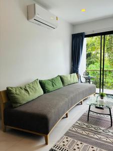 Nathon BayにあるHillside Haven-Luxury Roomのソファと窓のあるリビングルーム +17枚の写真