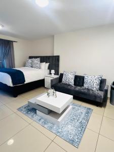 una sala de estar con una cama y un sofá en The 526 Millennial Umhlanga Coup, en Durban