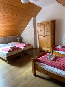 Łóżko lub łóżka w pokoju w obiekcie Agroturystyka Oświęcim