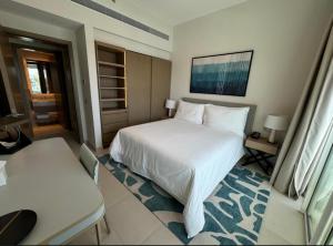 een slaapkamer met een groot wit bed in een kamer bij Apartment at Vida Marina Marassi in El Alamein