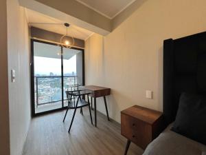 Zimmer mit einem Tisch und einem Fenster mit einem Tisch und Stühlen in der Unterkunft Departamento en SAN ISIDRO in San Antonio + 22 Fotos