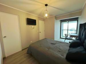 ein Schlafzimmer mit einem Bett und einem Deckenventilator in der Unterkunft Departamento en SAN ISIDRO in San Antonio