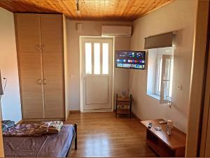 Μια τηλεόραση ή/και κέντρο ψυχαγωγίας στο central house in Kymi