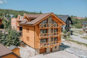 an overhead view of a log house at Chalets CEDER 2 in Tatranská Lomnica