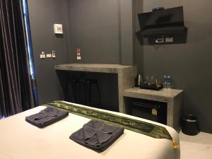 Televisyen dan/atau pusat hiburan di Finlay Cottage Aonang