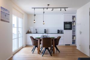 a kitchen and dining room with a table and chairs at C8 Loft - direkt in der Altstadt inkl Parkplatz in Überlingen