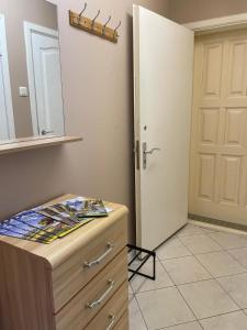 een badkamer met een dressoir, een spiegel en een deur bij Elena in Ventspils