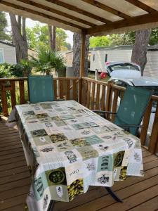 a table and two chairs on a deck at Mobil home 6 personnes à 400m de la mer in Argelès-sur-Mer