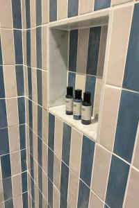 trois bouteilles sur une étagère dans une salle de bain dans l'établissement Stamping Cottage near Isles of Scilly Park and Ride, à Penzance 20 autres photos