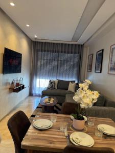 ein Wohnzimmer mit Tisch und Couch in der Unterkunft Nova Casa Loft in Casablanca
