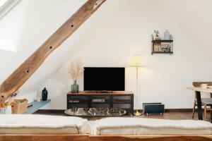 ポントルソンにあるLa Mer - Appartement calme et douillet à 5km du Mont St Miche - Wifi - Netflixのリビングルーム(薄型テレビ付)