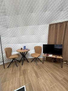 TV a/nebo společenská místnost v ubytování Shaori Space - შაორი სფეისი + 37 fotografií