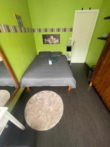 En eller flere senge i et værelse på Appartement proche du centre - 58 m2