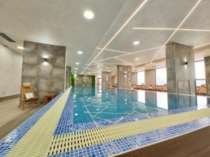 una piscina con baldosas azules y amarillas en el suelo en Omorika Lux, en Zlatibor