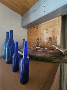 un gruppo di bottiglie blu sedute su un tavolo di Maison Rétaise près de la Plage a Saint-Clément-des-Baleines