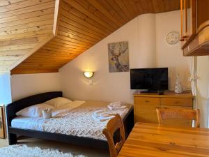 Кровать или кровати в номере Alpine Sun apartment