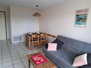a living room with a couch and a table at Résidence Port du Crouesty - maeva Home - Appartement bord de mer 2 pièces 4 personnes - Budget MAE-2323 in Arzon +14 photos