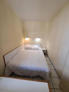 a bedroom with a white bed in a room at Résidence Port du Crouesty - maeva Home - Appartement bord de mer 2 pièces 4 personnes - Budget MAE-2323 in Arzon