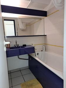 a bathroom with a blue sink and a tub at Résidence Port du Crouesty - maeva Home - Appartement bord de mer 2 pièces 4 personnes - Budget MAE-2323 in Arzon