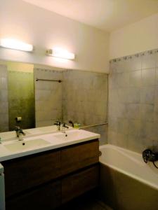 a bathroom with a sink and a bath tub at Résidence Villa Antoinette - maeva Home - Appartement 3 pièces 4 personnes - Exclusive MAE-6573 in Grimaud