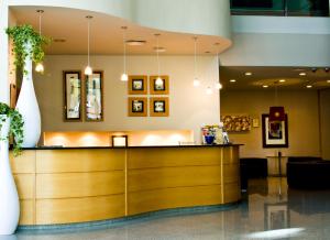 a restaurant with a wooden counter in a lobby at Gran Hotel Victoria in El Ejido