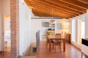 Una cocina y un comedor con mesa y sillas. en Vista Lago - Casa Negroni, en Sale Marasino 28 fotos más